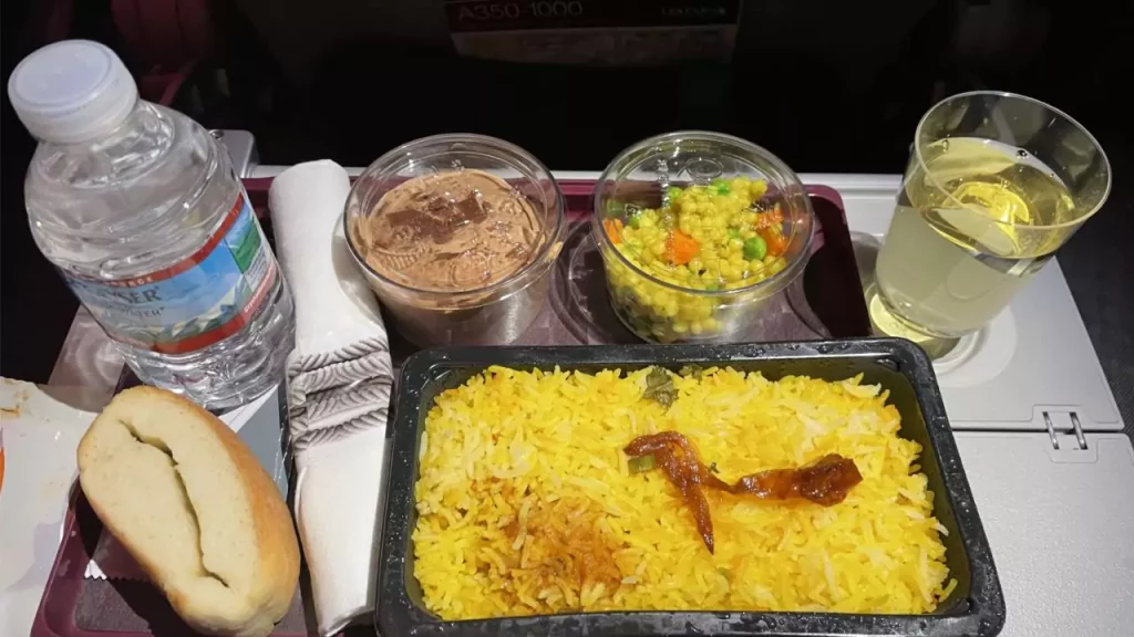 Does Qatar Airways serve alcohol in economy class?